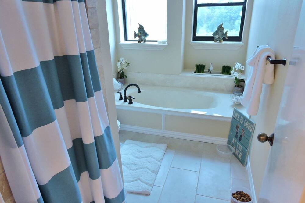 Photo of Bathroom in Pottsboro