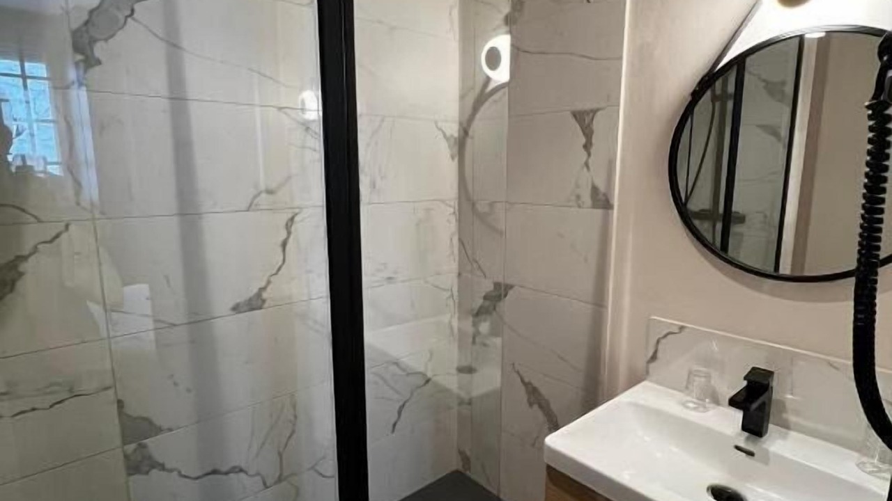 Photo of Bathroom in Downtown Angers