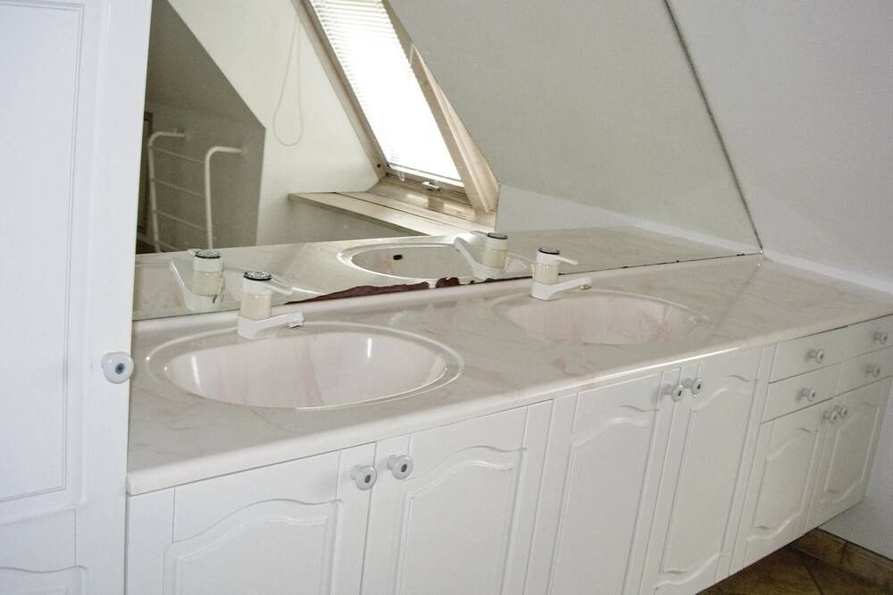 Photo of Bathroom in Karby