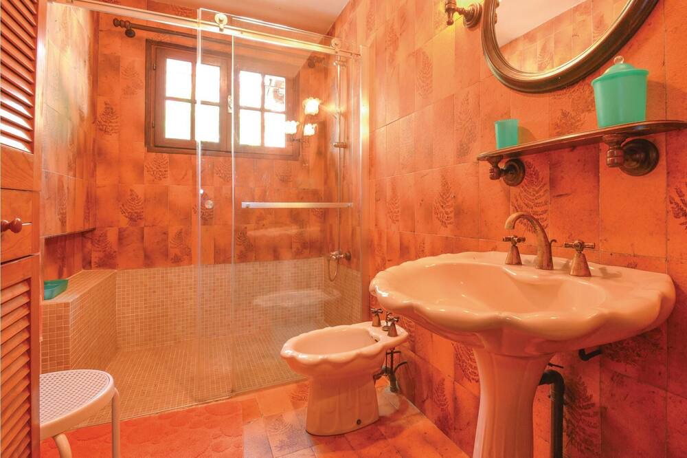 Photo of Bathroom in Garrosse