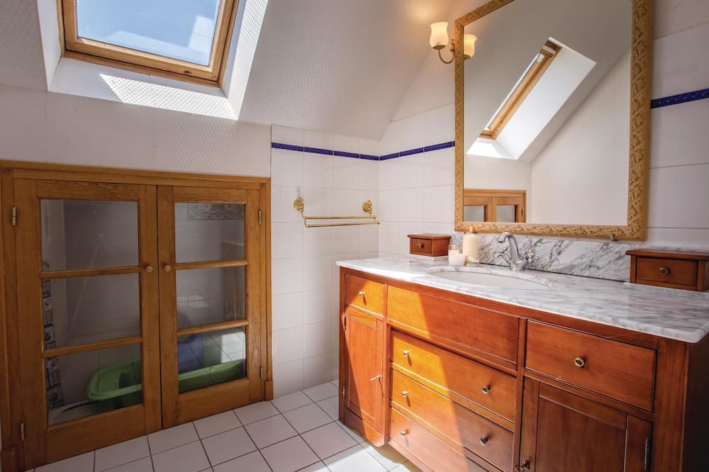 Photo of Bathroom in Yssandon