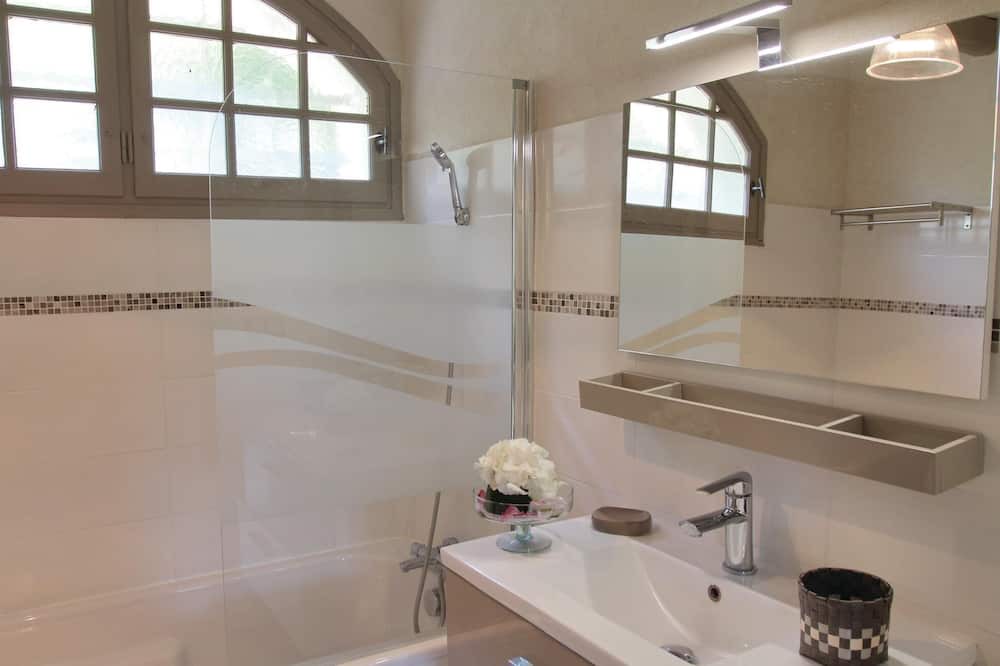 Photo of Bathroom in Saint-Restitut