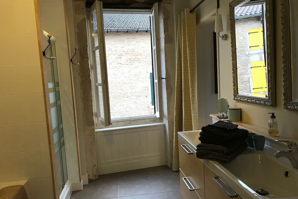 Photo of Bathroom in Saint-Gengoux-de-Scisse