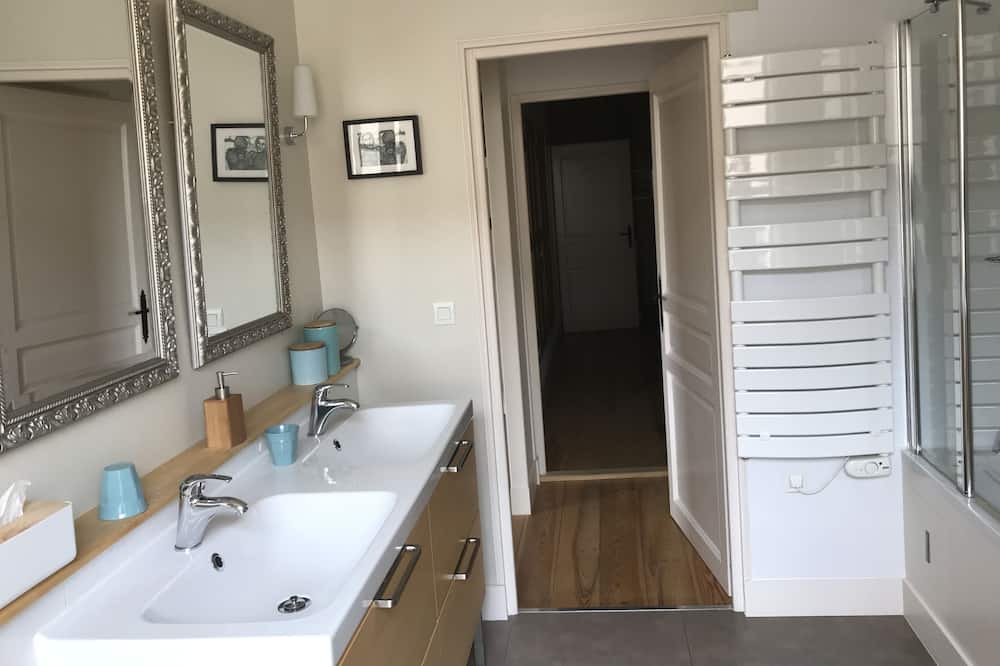 Photo of Bathroom in Saint-Gengoux-de-Scisse
