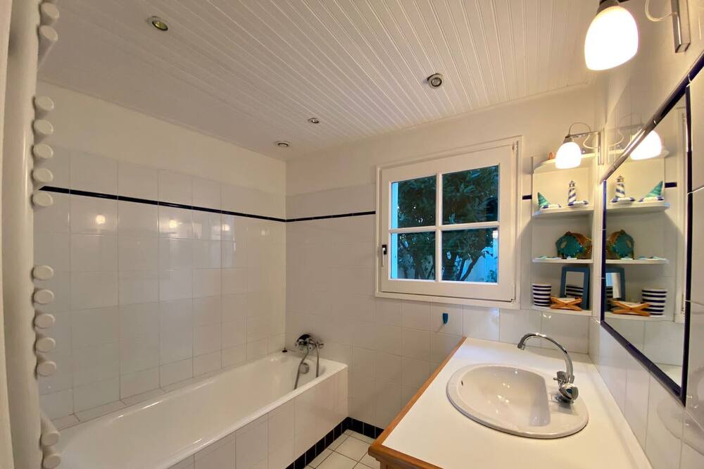 Photo of Bathroom in Saint-Gilles-Croix-de-Vie