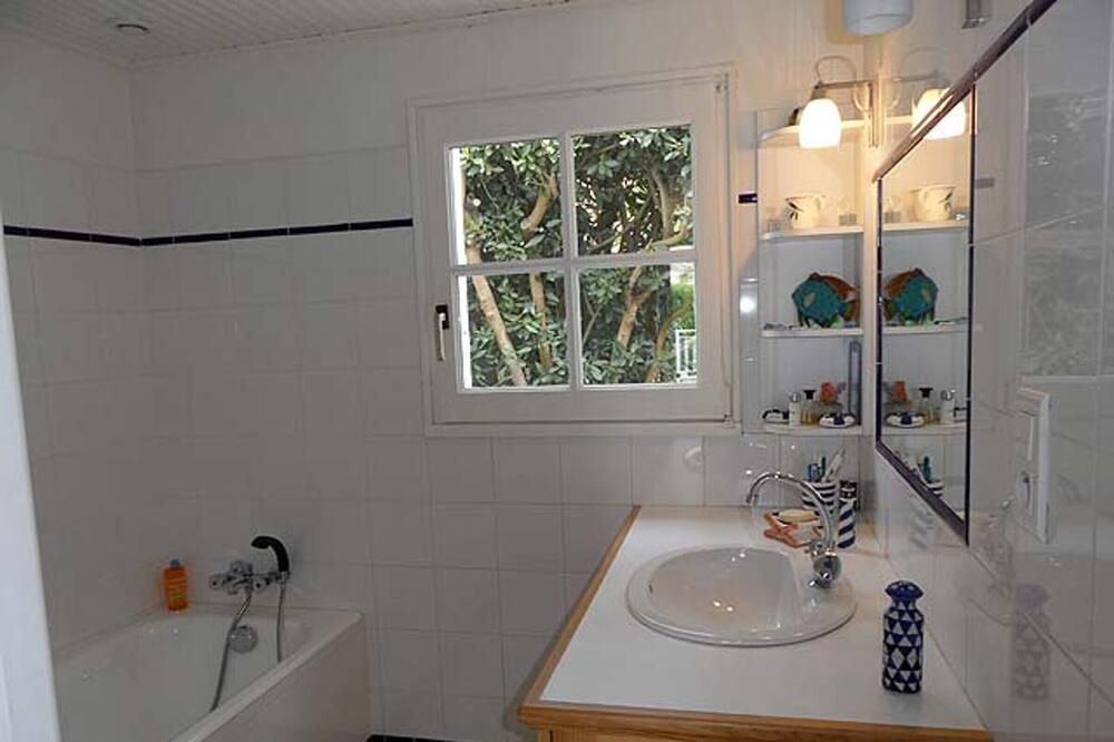 Photo of Bathroom in Saint-Gilles-Croix-de-Vie