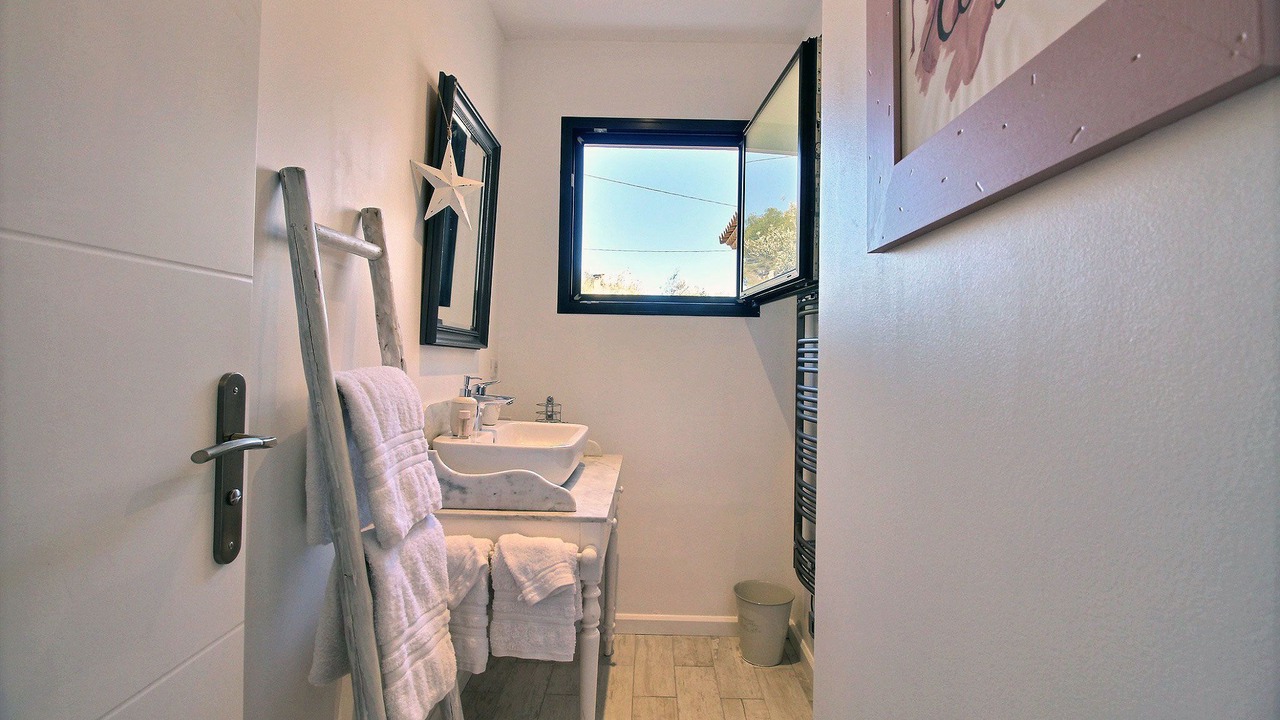 Photo of Bathroom in Flayosc