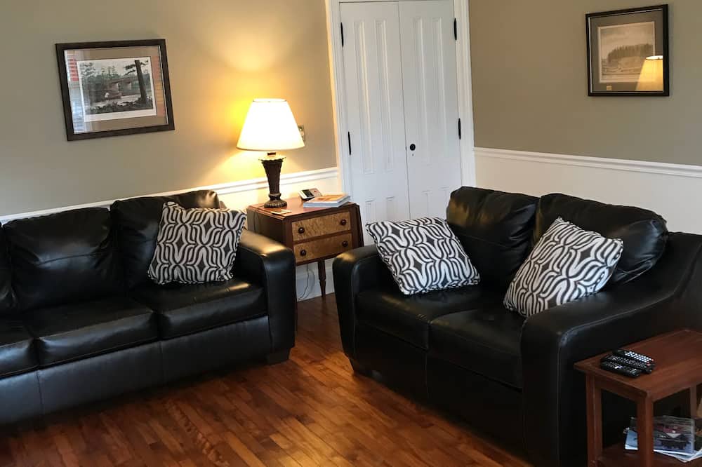 Photo of Livingroom in Cazenovia
