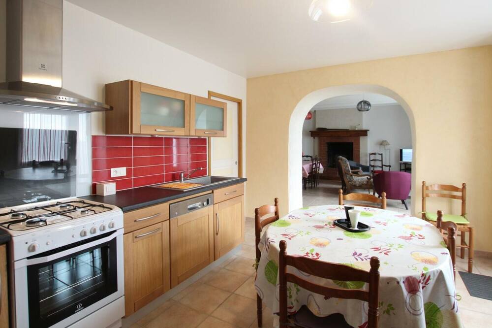 Photo of Kitchen in Dragey-Ronthon