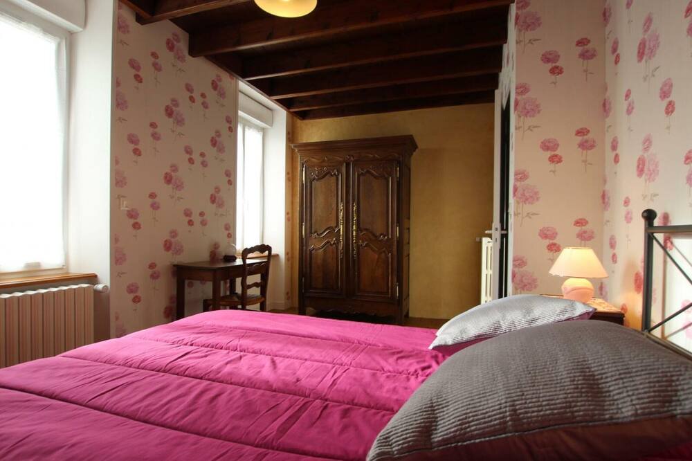 Photo of Bedroom in Dragey-Ronthon