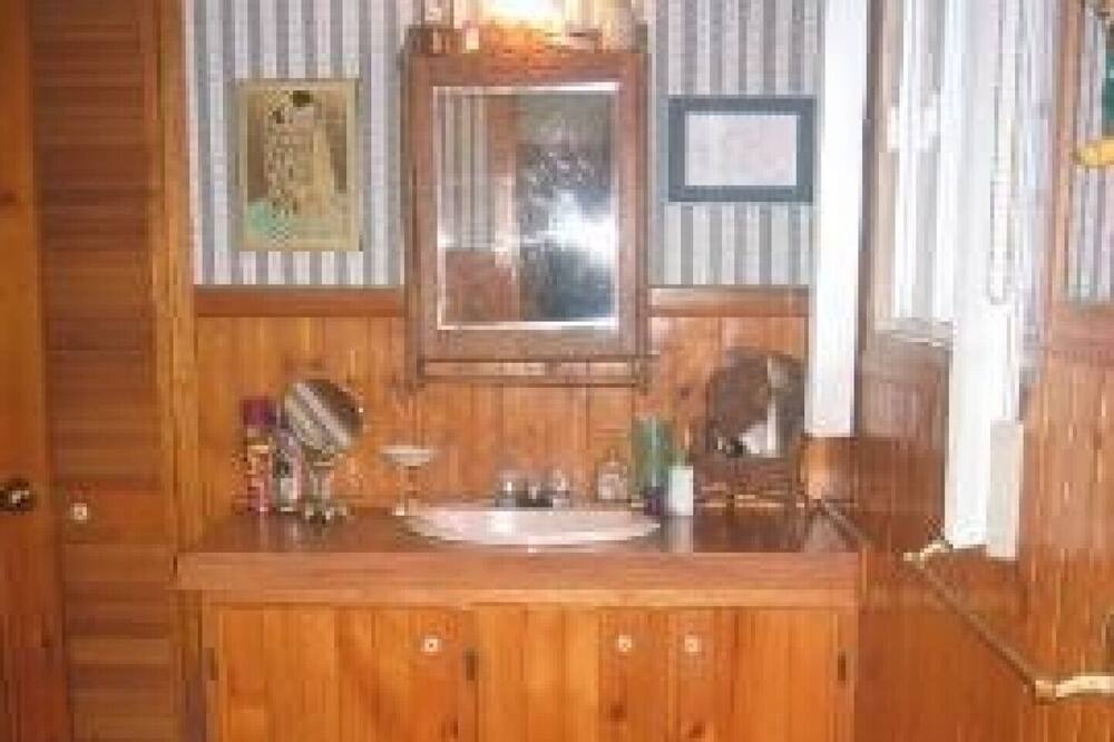 Photo of Bathroom in Mille-Isles