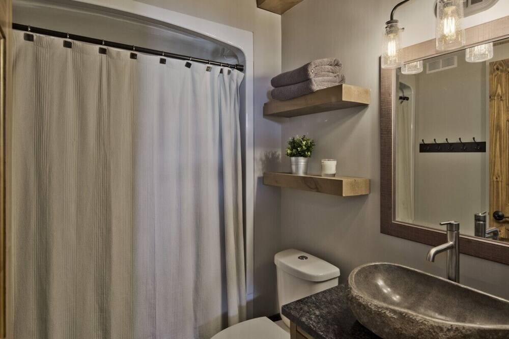 Photo of Bathroom in Caddy Lake