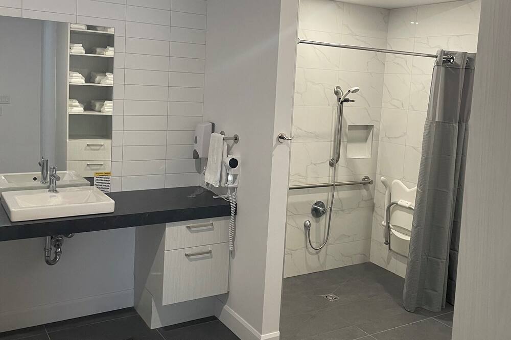 Photo of Bathroom in Larouche