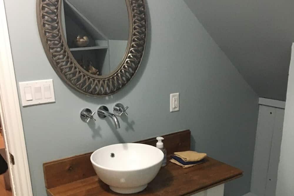 Photo of Bathroom in Waupoos