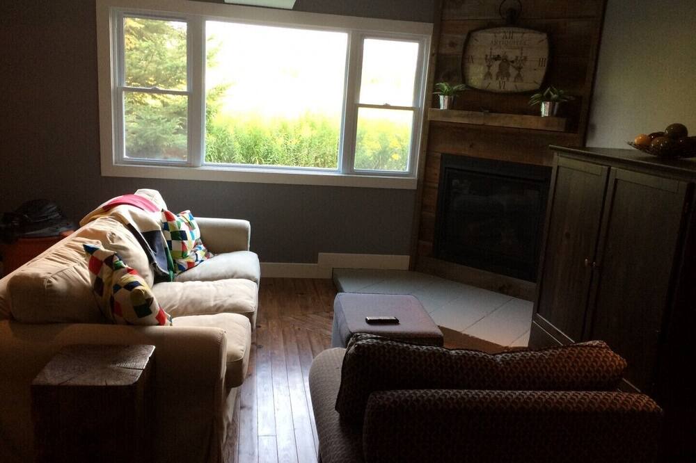 Photo of Livingroom in Waupoos