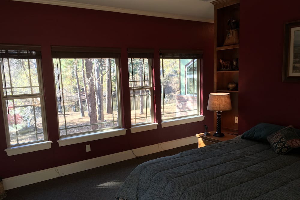 Photo of Bedroom in Flint