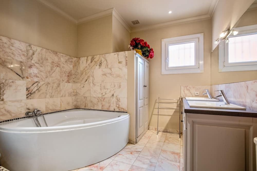 Photo of Bathroom in Cournonterral