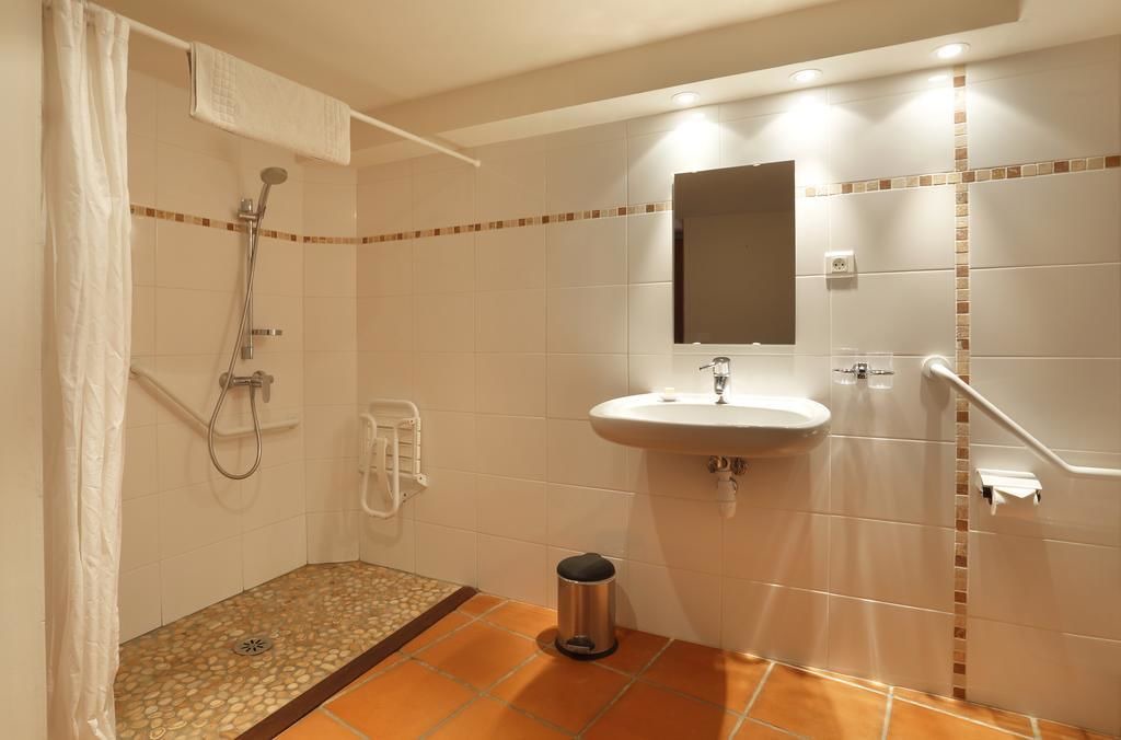 Photo of Bathroom in Octon