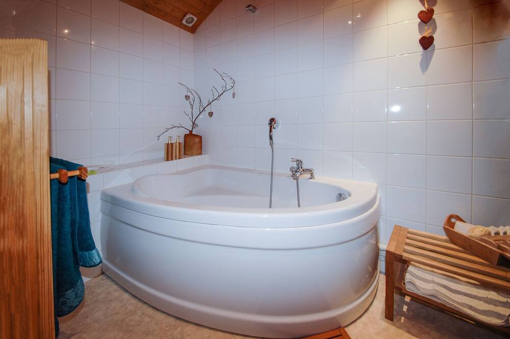 Photo of Bathroom in Thones