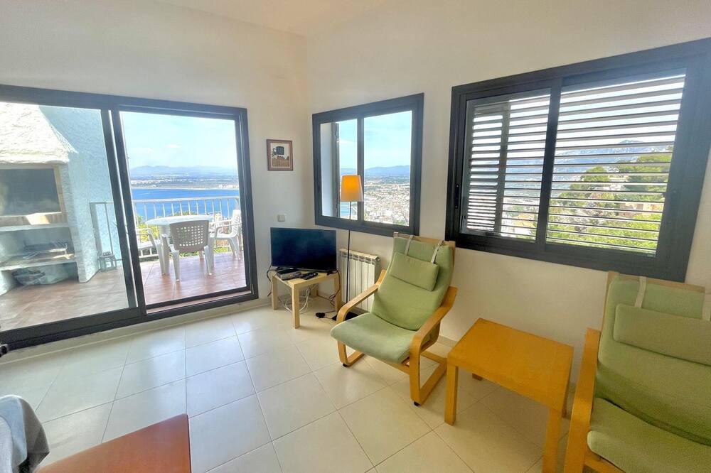 Photo of Livingroom in Roses Town Center