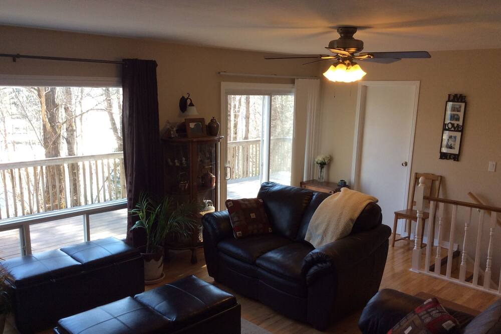 Photo of Livingroom in Bracebridge