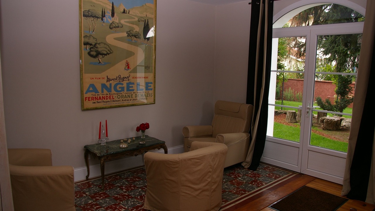 Photo of Others in Valence