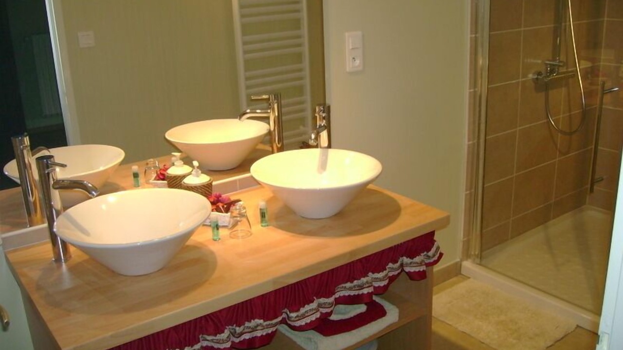 Photo of Bathroom in Saint-Hilaire-des-Loges