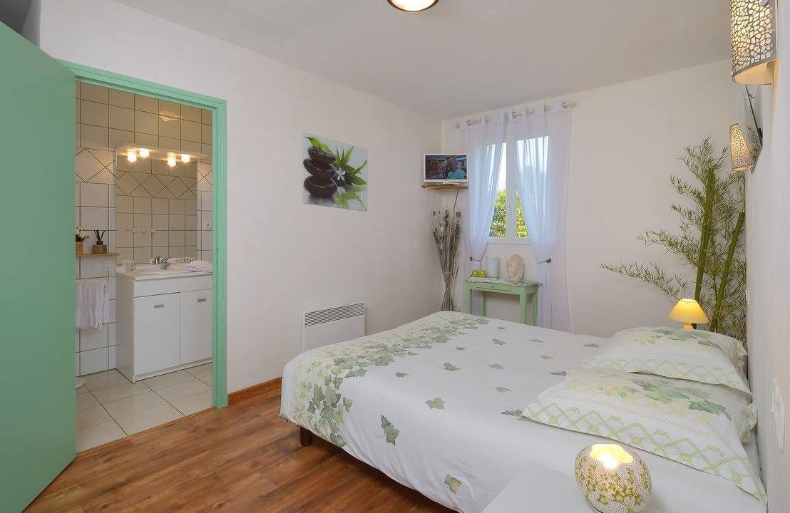 Photo of Bathroom in Sainte-Gemme-d'Andigne