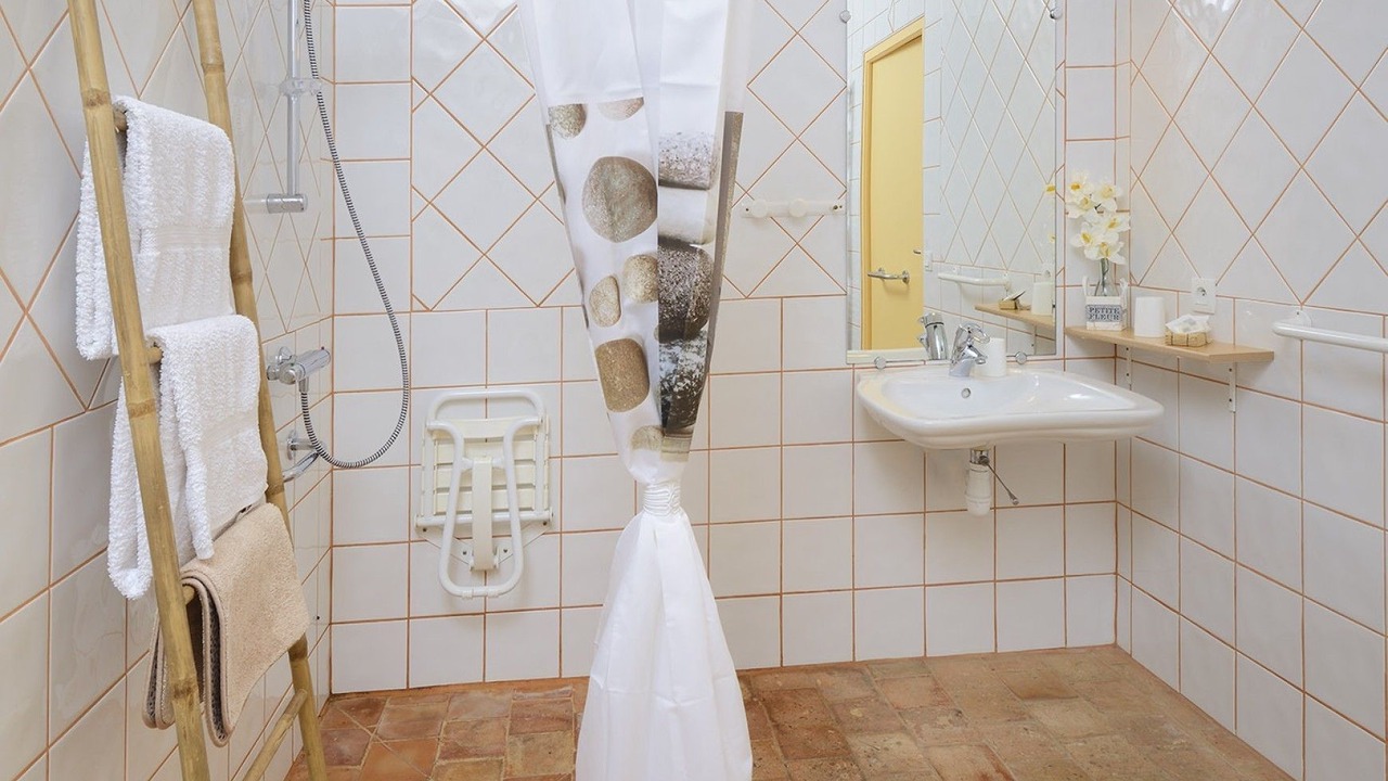 Photo of Bathroom in Sainte-Gemme-d'Andigne