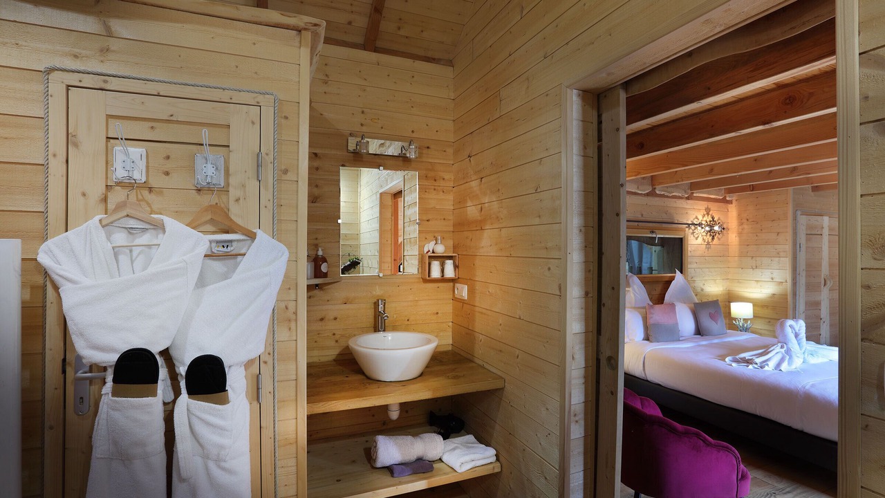Photo of Bathroom in Larringes