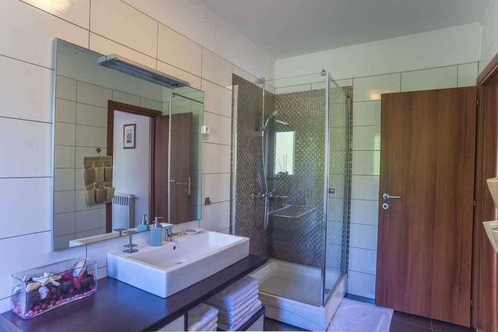 Photo of Bathroom in Buzdohanj