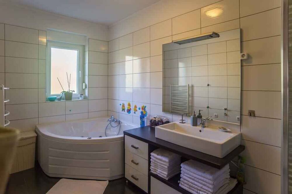 Photo of Bathroom in Buzdohanj