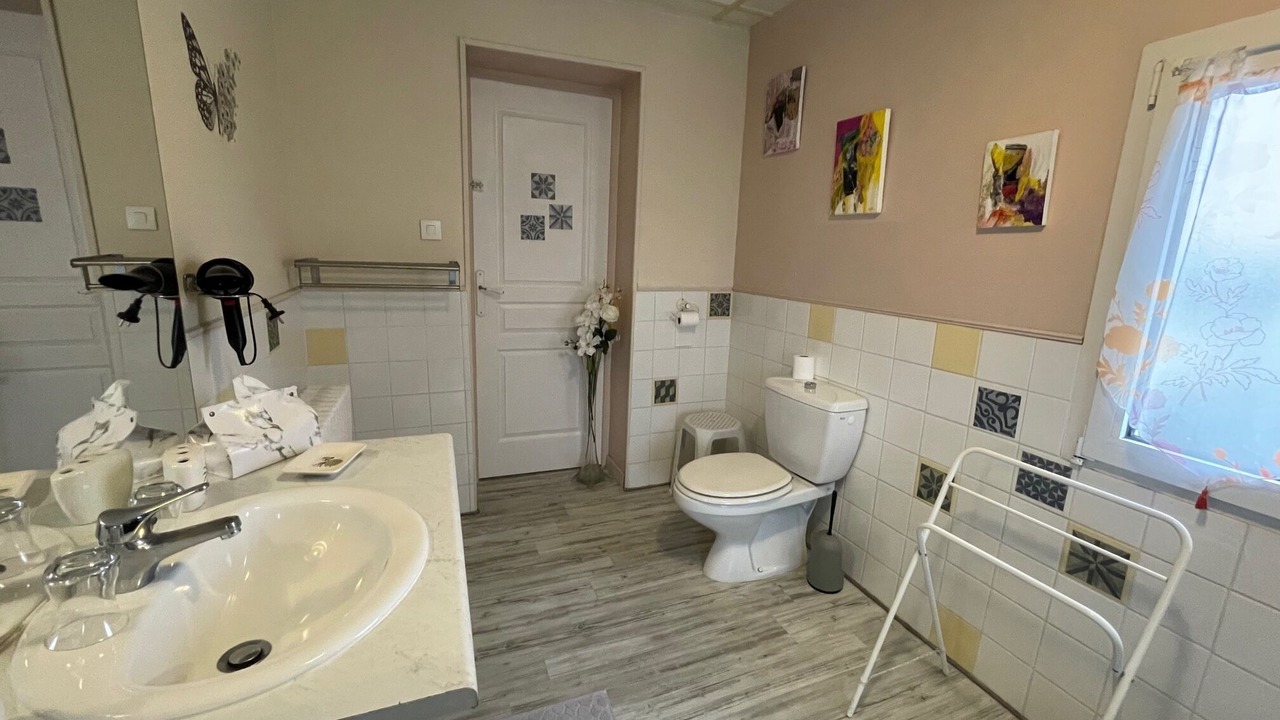 Photo of Bathroom in Saint-Laurent-des-Vignes