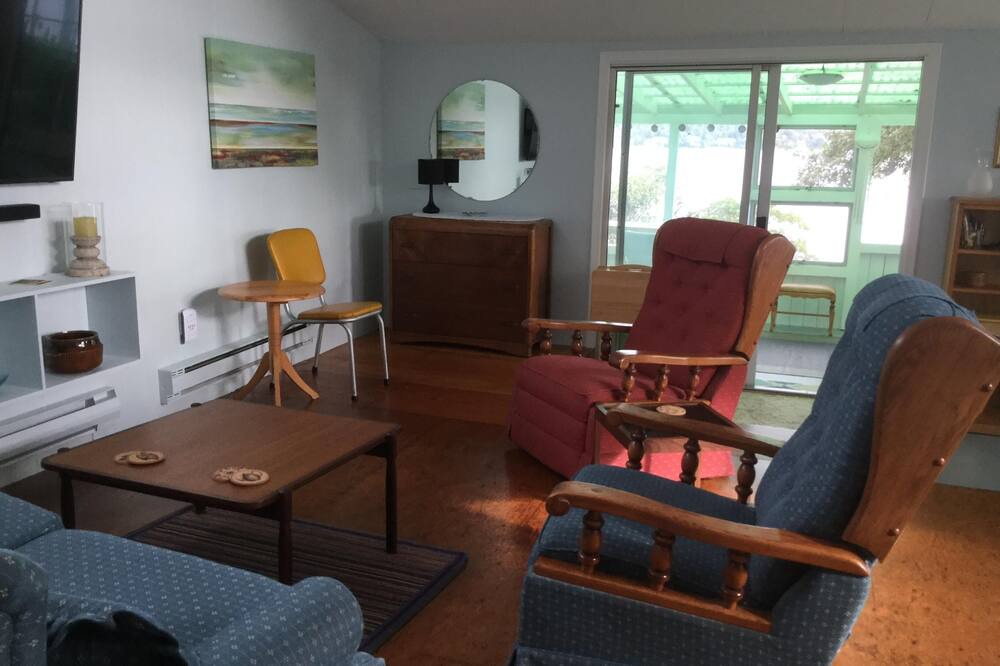 Photo of Livingroom in Boutiliers Point