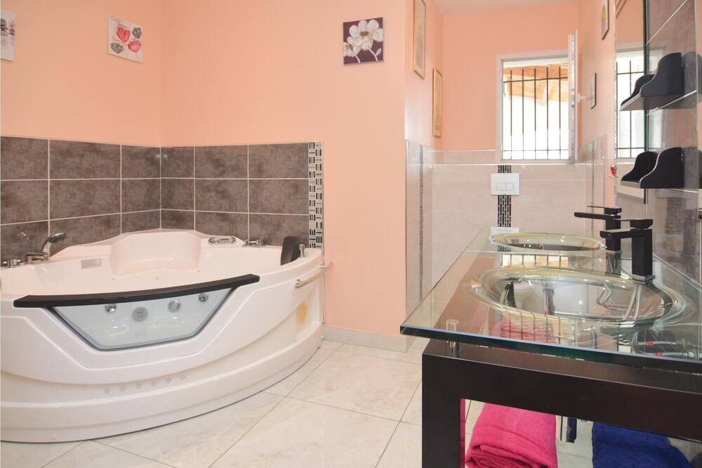 Photo of Bathroom in Barjac