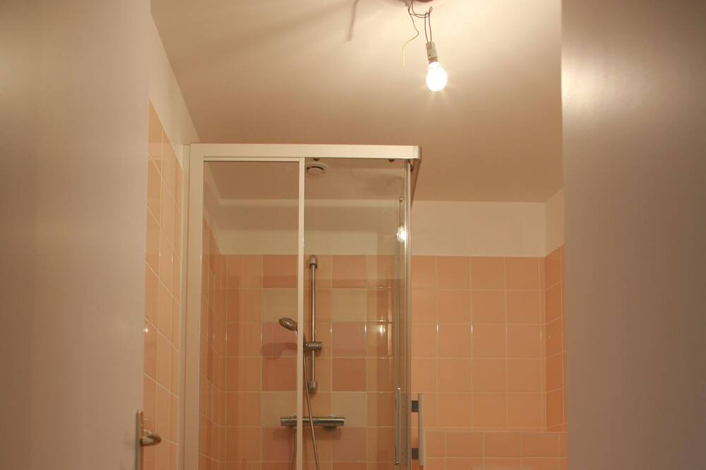 Photo of Bathroom in Civrieux