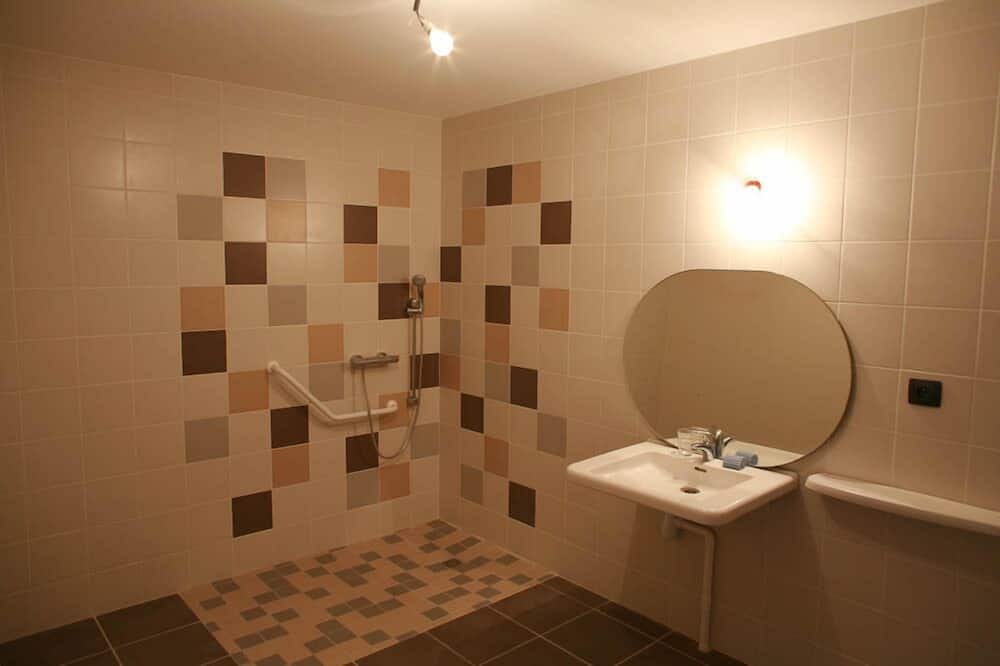 Photo of Bathroom in Civrieux