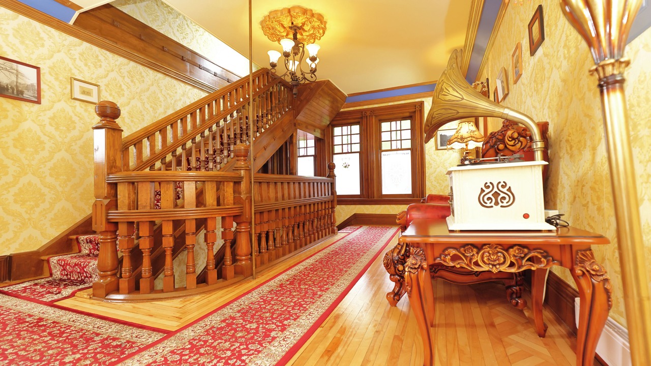 Photo of Others in Queens Square