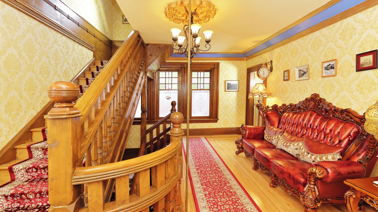 Photo of Others in Queens Square