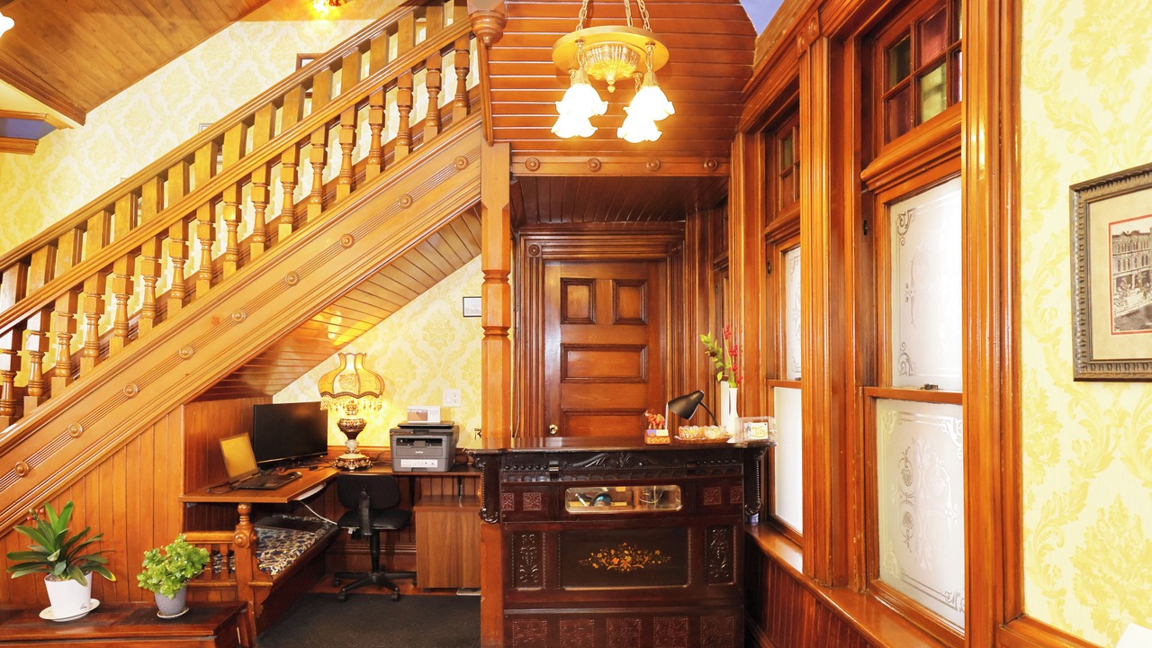 Photo of Others in Queens Square