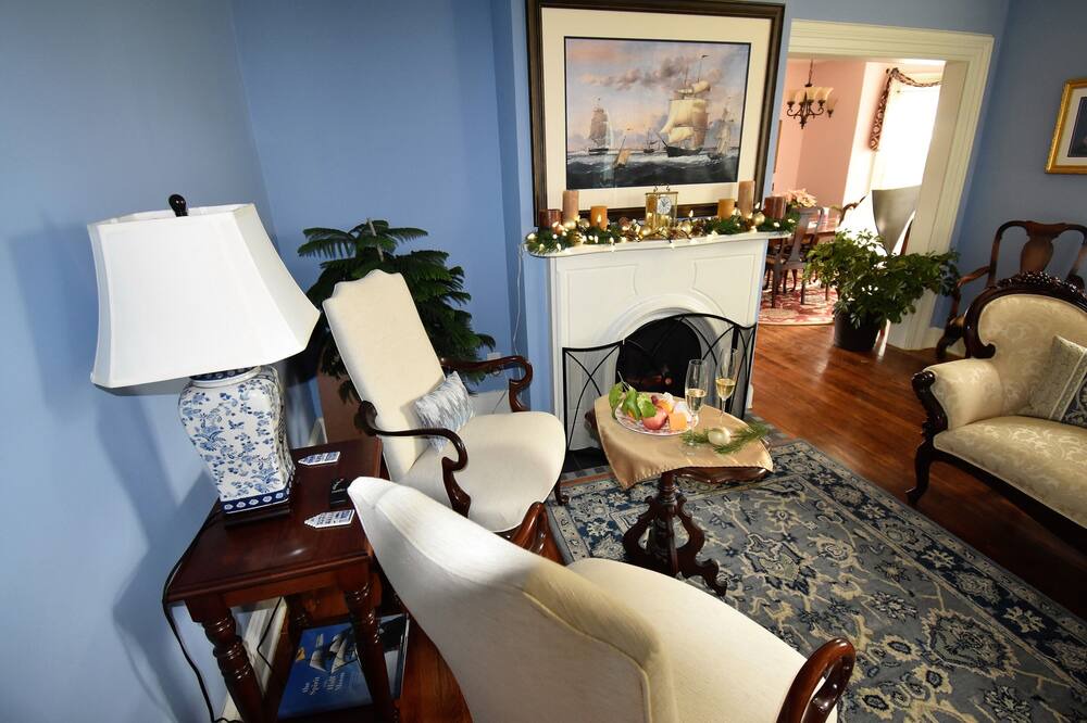 Photo of Livingroom in Marlboro