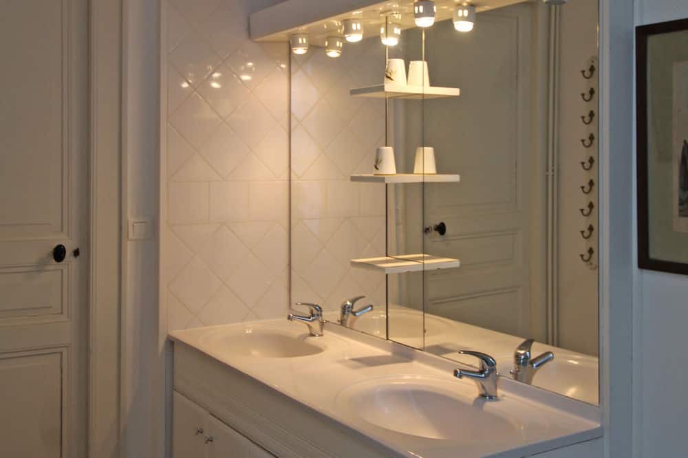 Photo of Bathroom in Isle