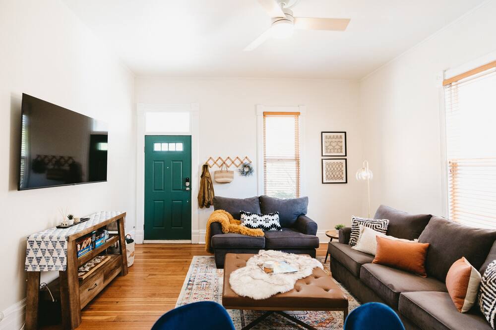Photo of Livingroom in Central City