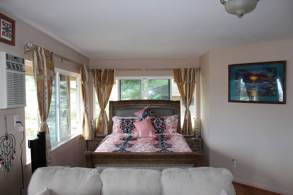 Photo of Bedroom in Manoa
