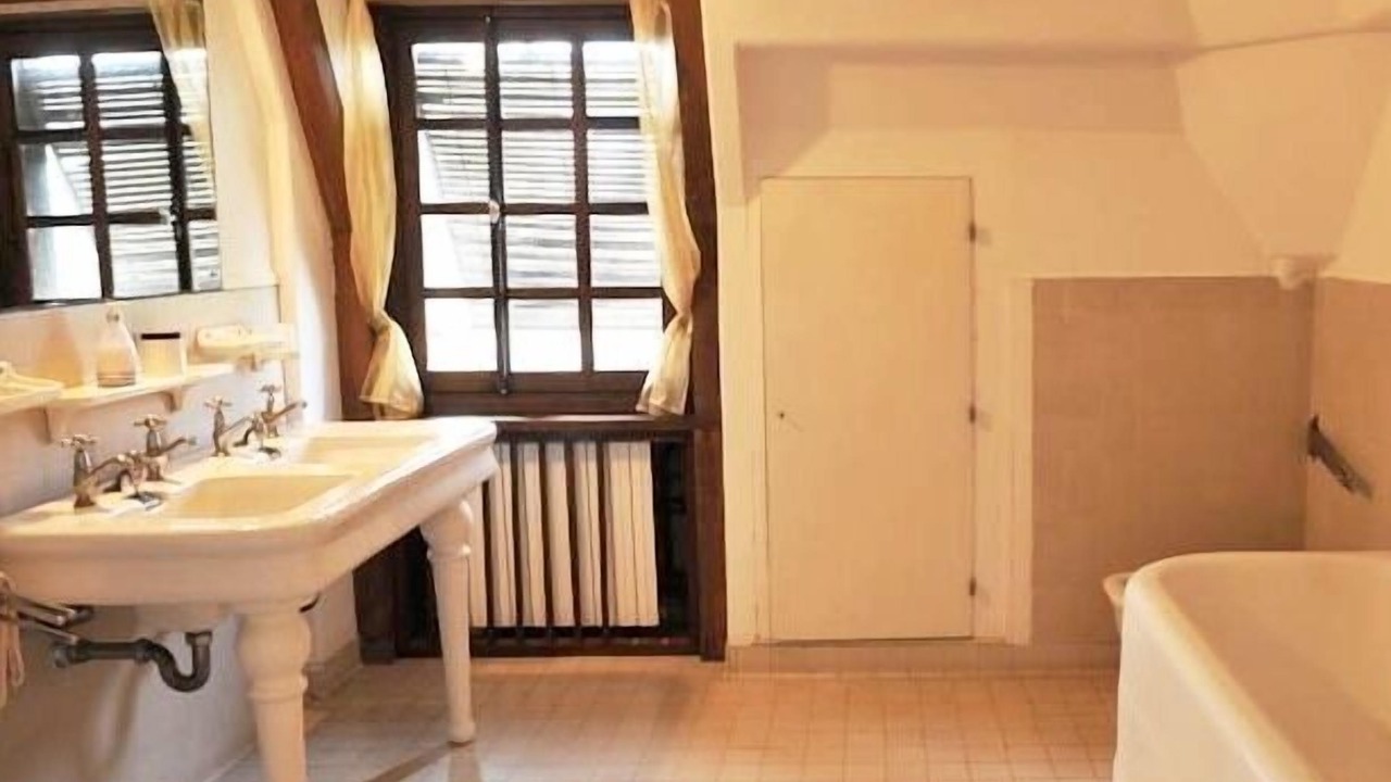 Photo of Bathroom in Saint-Cyr-sous-Dourdan