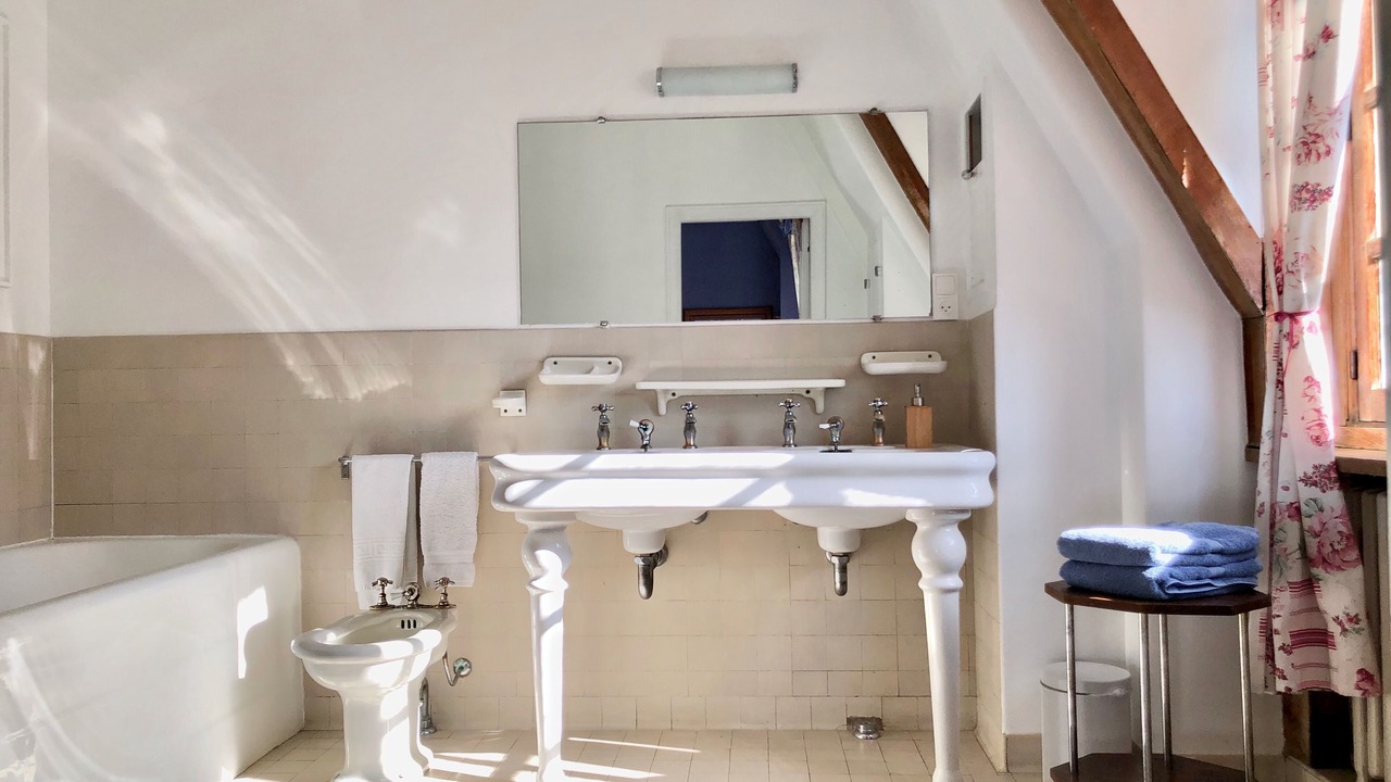 Photo of Bathroom in Saint-Cyr-sous-Dourdan