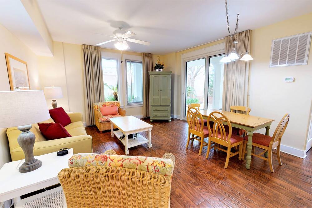 Photo of Livingroom in Baytowne Wharf
