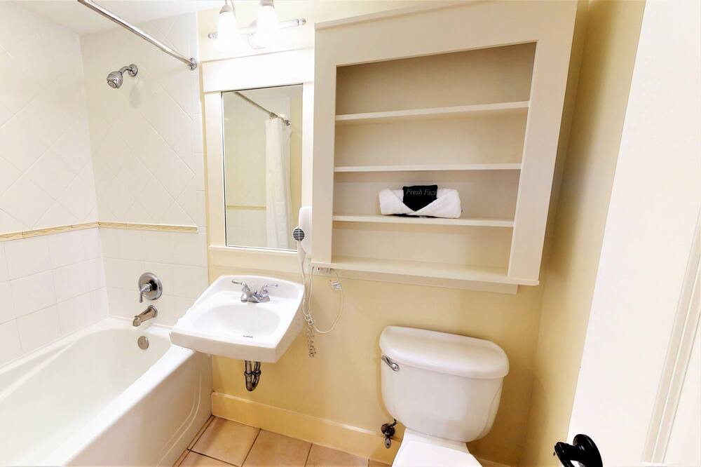 Photo of Bathroom in Baytowne Wharf