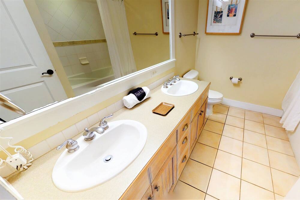 Photo of Bathroom in Baytowne Wharf