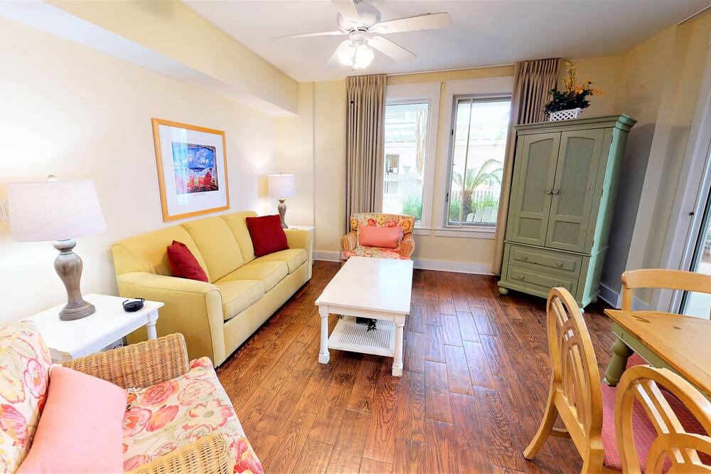 Photo of Livingroom in Baytowne Wharf